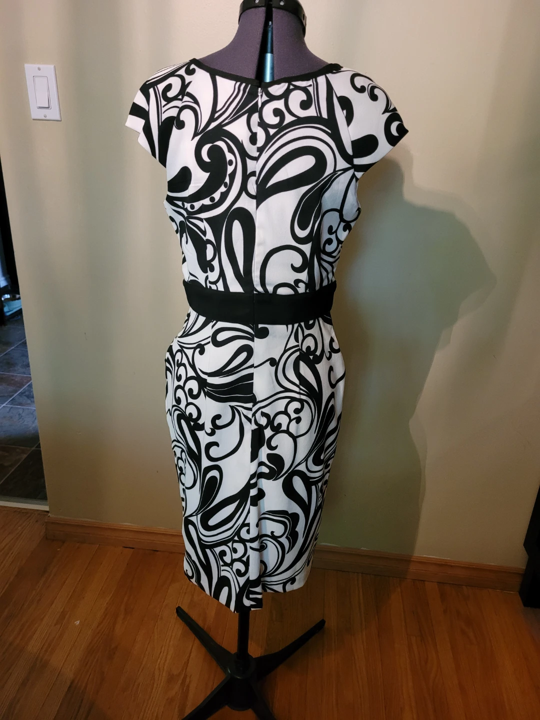 Black and White Swirl Pattern Dress - photo 4