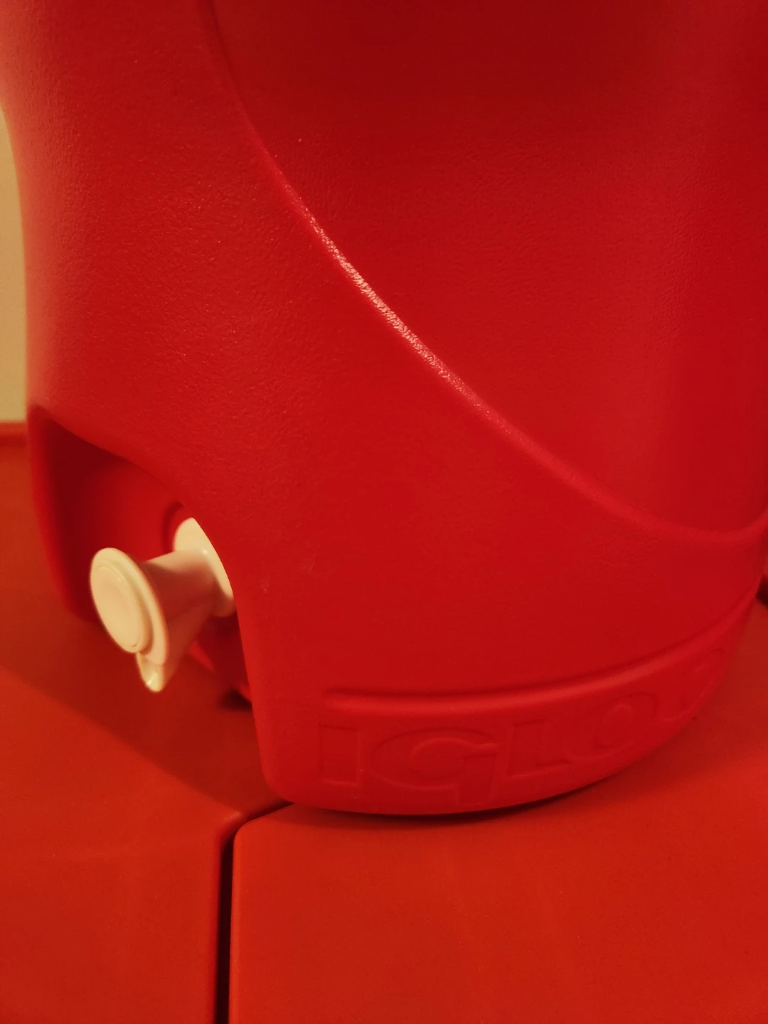 Red Igloo 2 Gallon Beverage Jug - photo 3