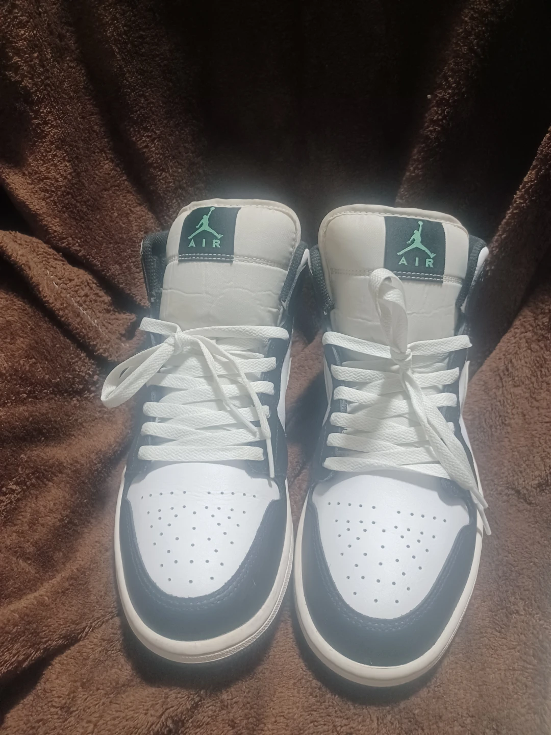 Jordan 1 mid glow green size 9 - photo 2