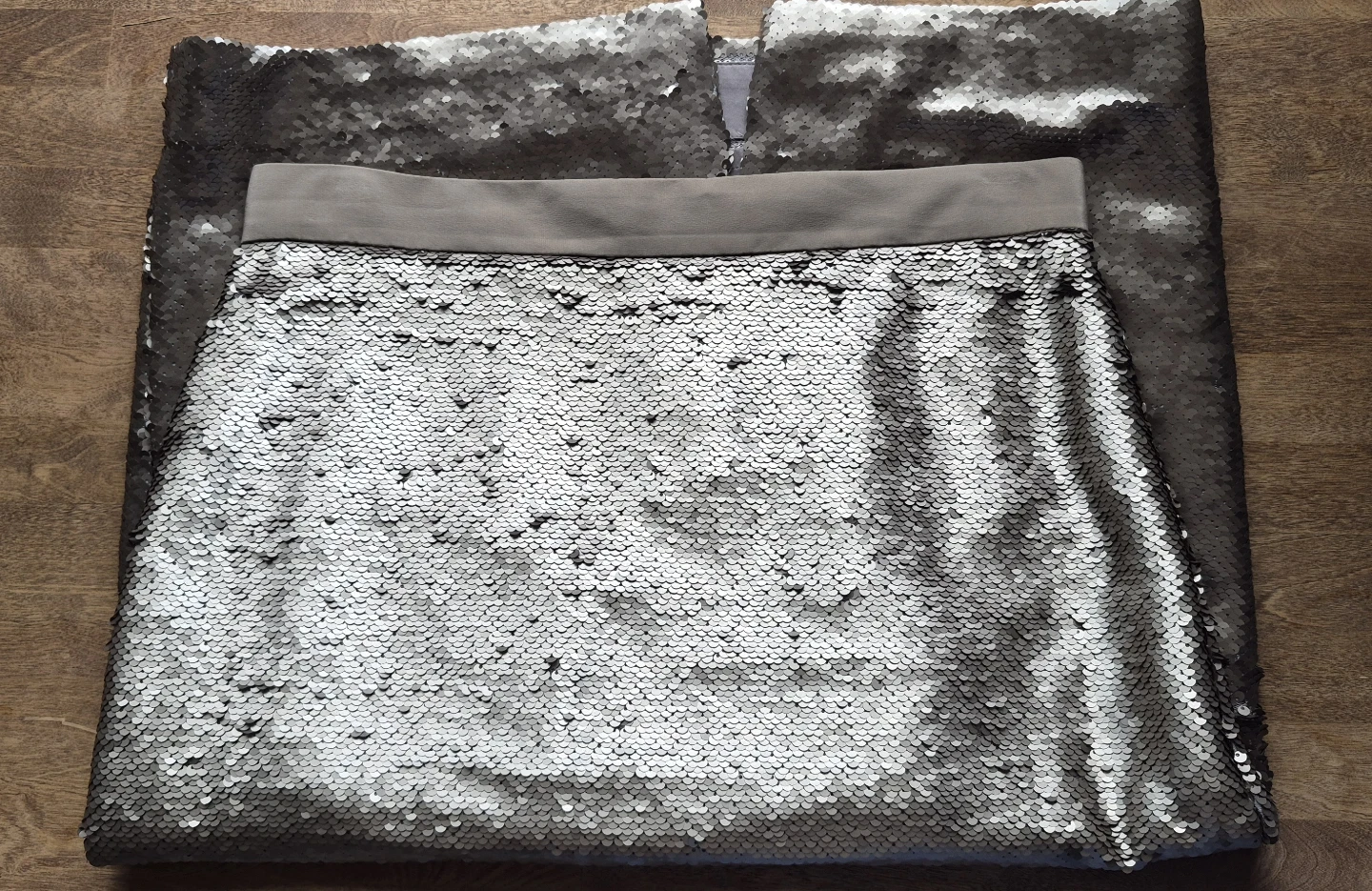 Banana Republic Silver Sequin Pencil Skirt Size 8 - photo 4