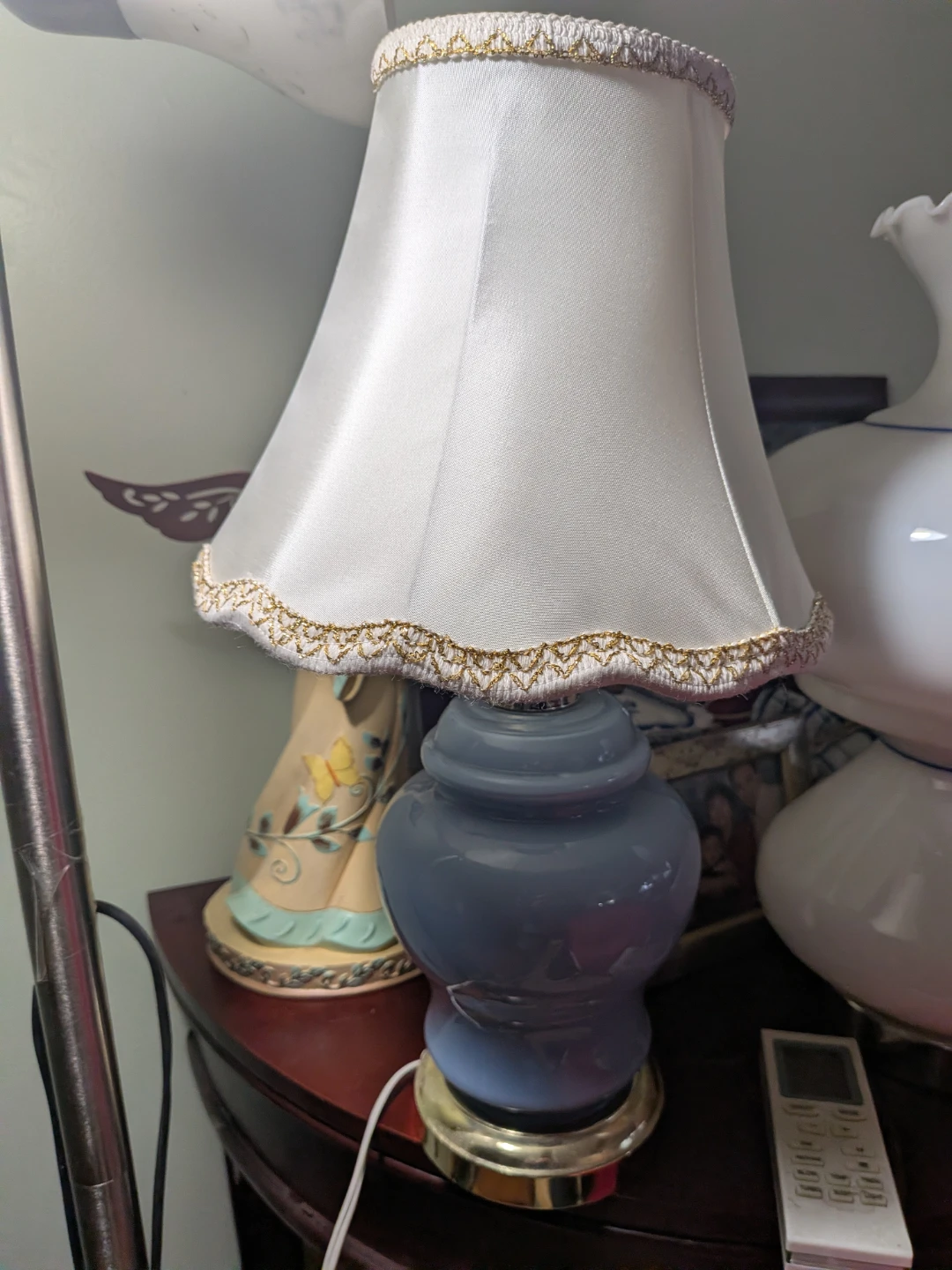 Vintage Floral Table Lamp with Blue Roses - photo 2