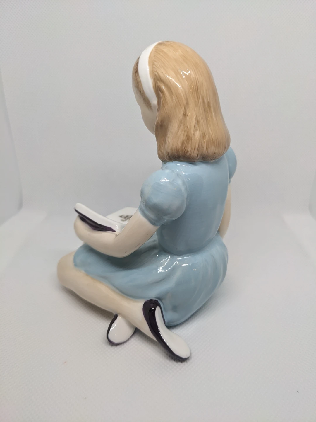 Royal Doulton "Alice" Vintage Figurine - photo 3
