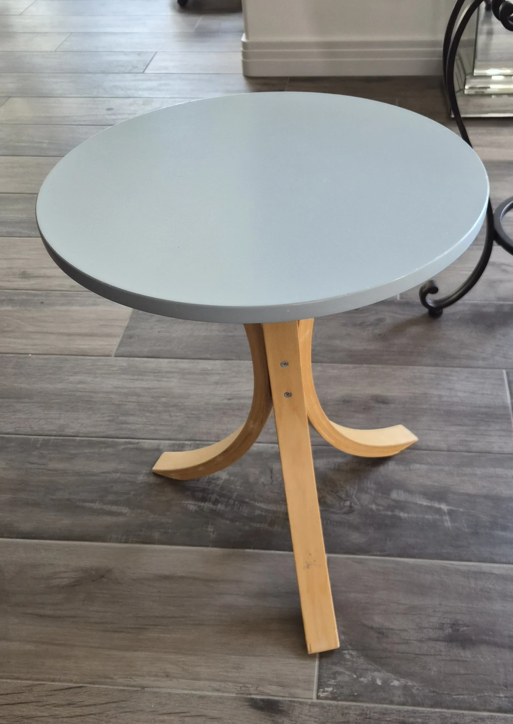 Round accent table