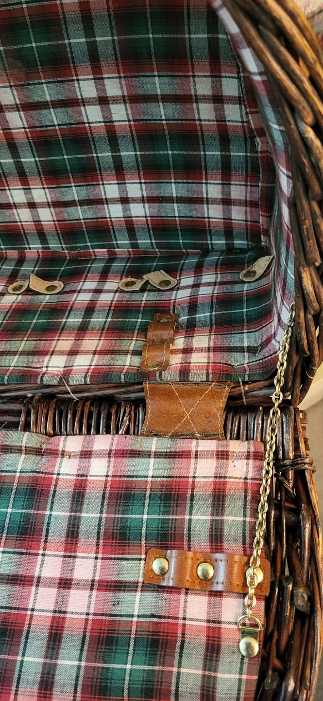 Vintage Hickory Farms Picnic Basket - photo 3