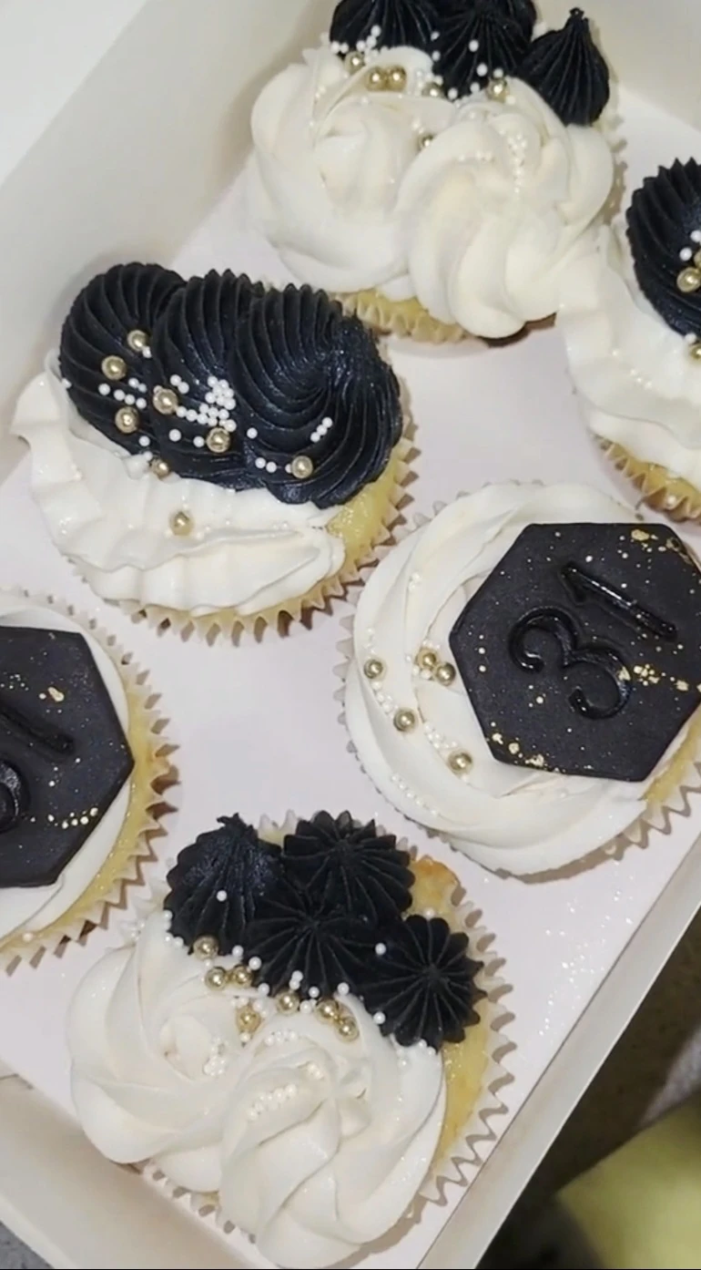 Custom Cakes, Cupcakes & Pull Apart Cakes ✨️🧁🩷 - photo 2
