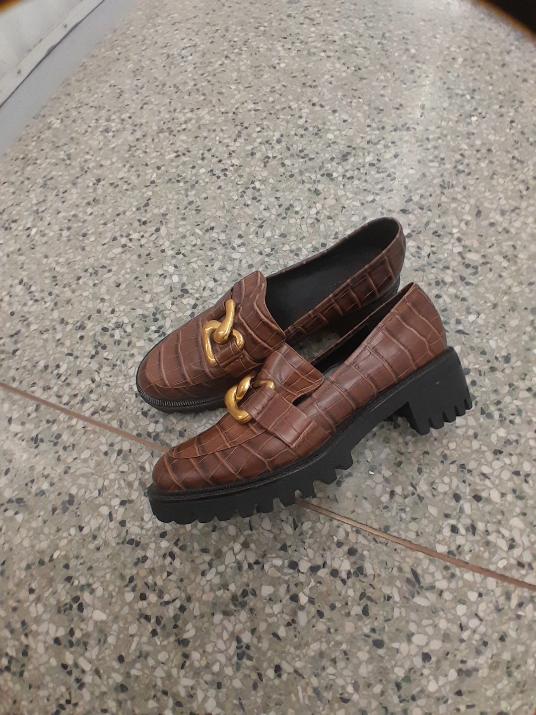 Brown Crocodile-Embossed Loafers with Gold Chain  12 - photo 3