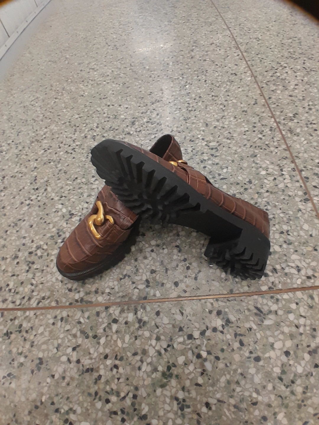 Brown Crocodile-Embossed Loafers with Gold Chain  12 - photo 5