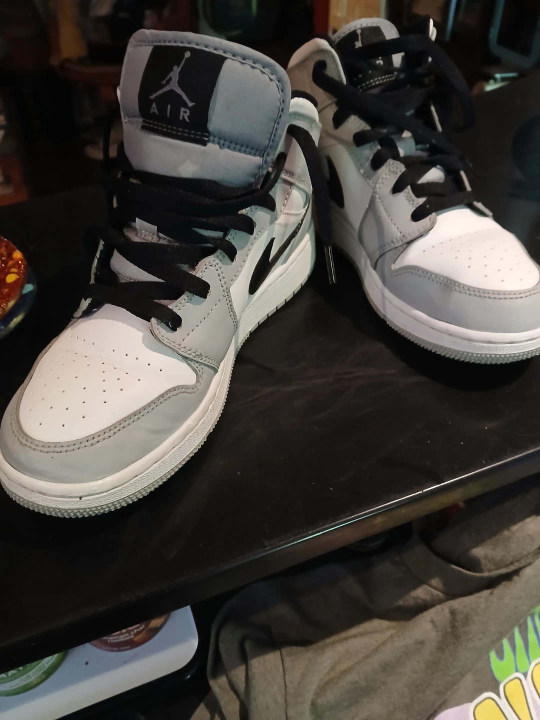 Air Jordan 1 Mid SE (GS) 5.5Y or W 38 - photo 2
