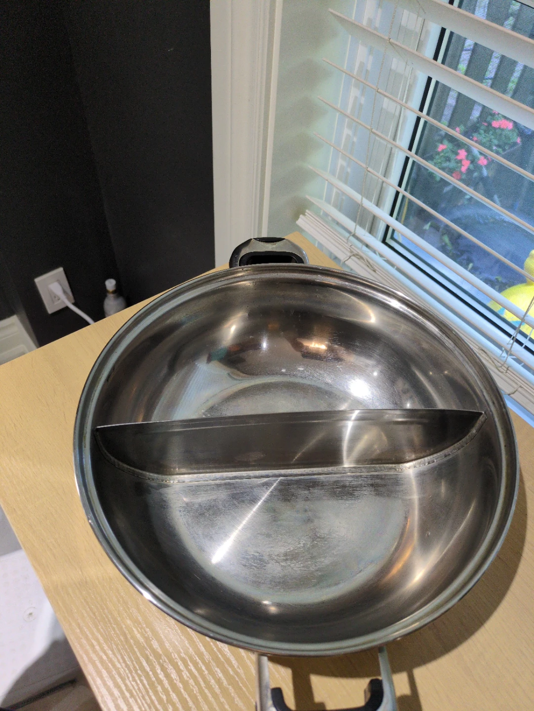 Stainless Steel Divided Hot Pot with Glass Lid - photo 2