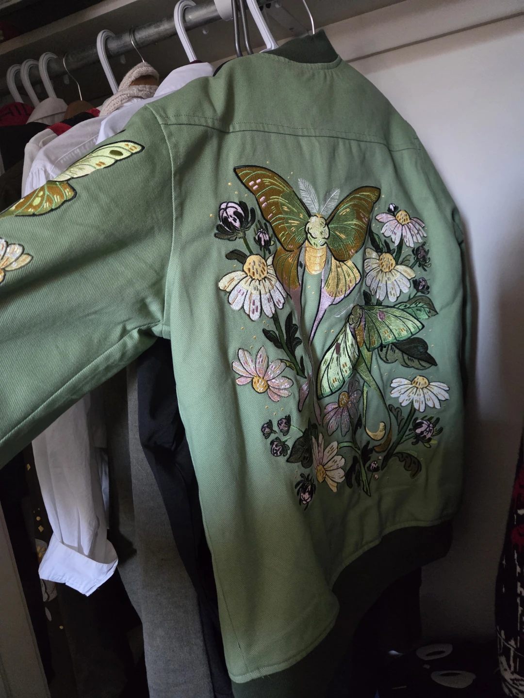 Green bomber jacket with embroidered moths and flowers - photo 2