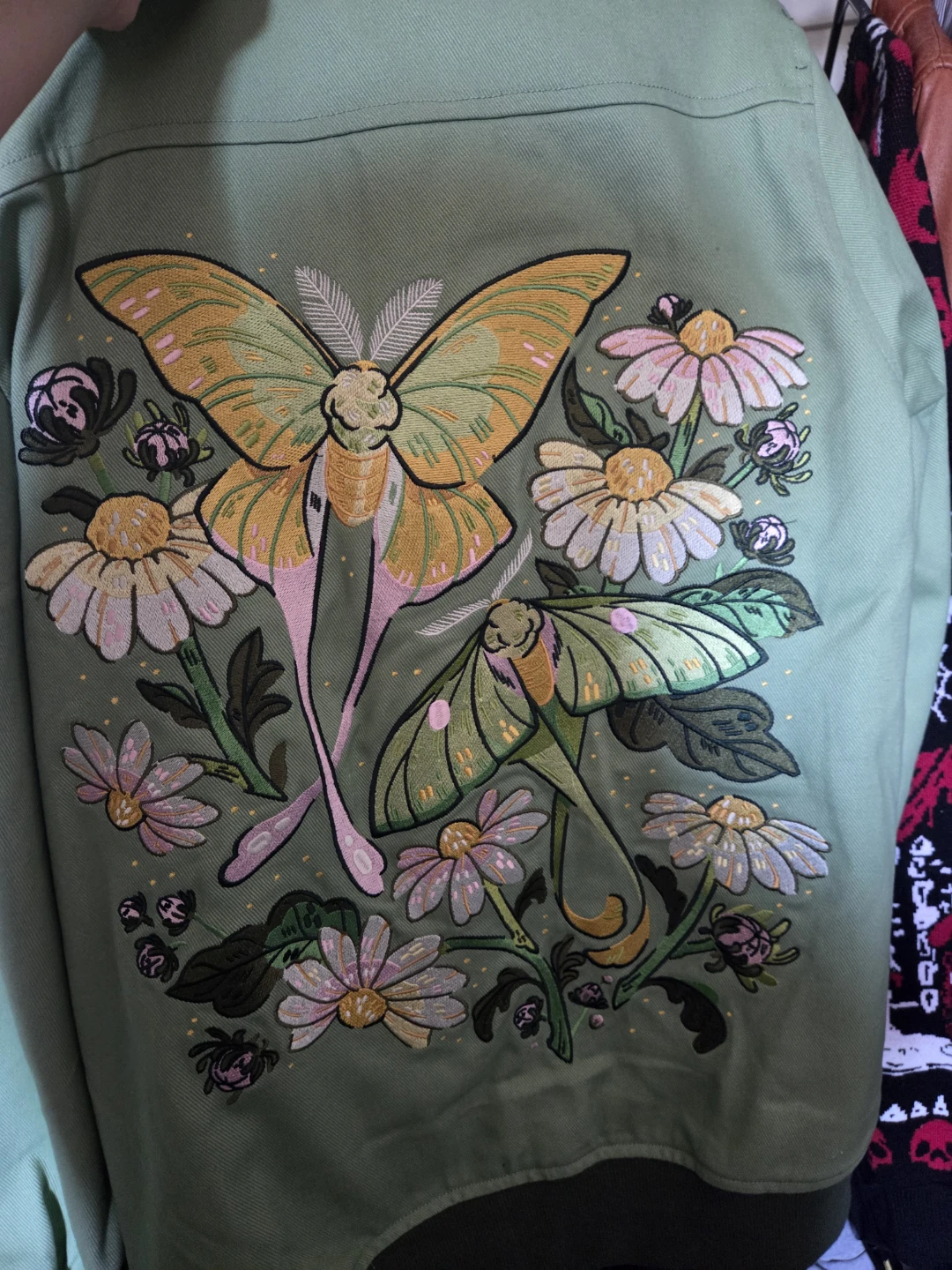 Green bomber jacket with embroidered moths and flowers - photo 3