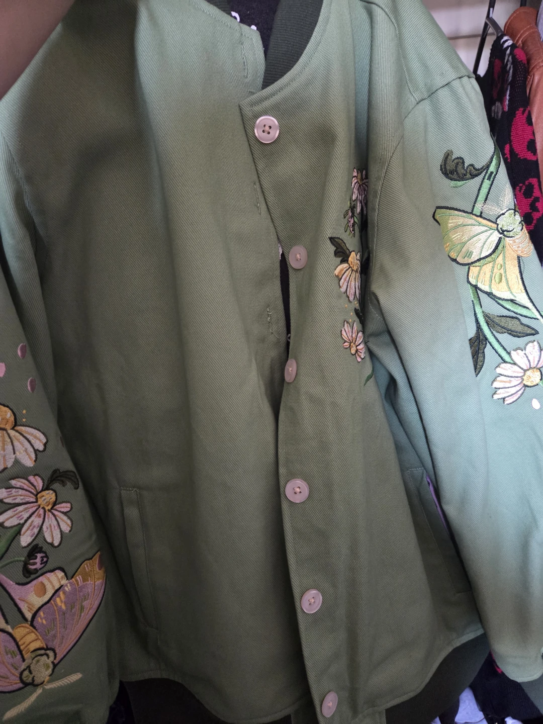 Green bomber jacket with embroidered moths and flowers - photo 4