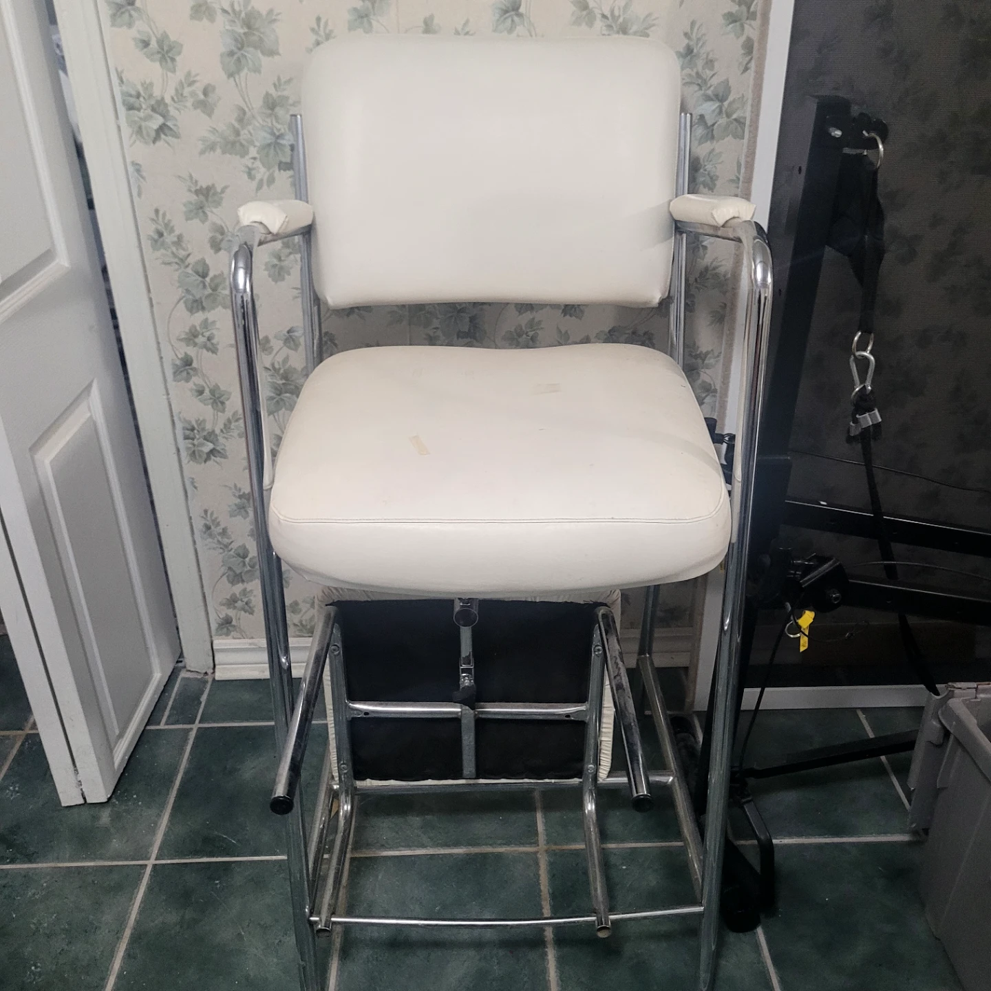 White Faux Leather Makeup Artist Chair with Footrest - photo 2