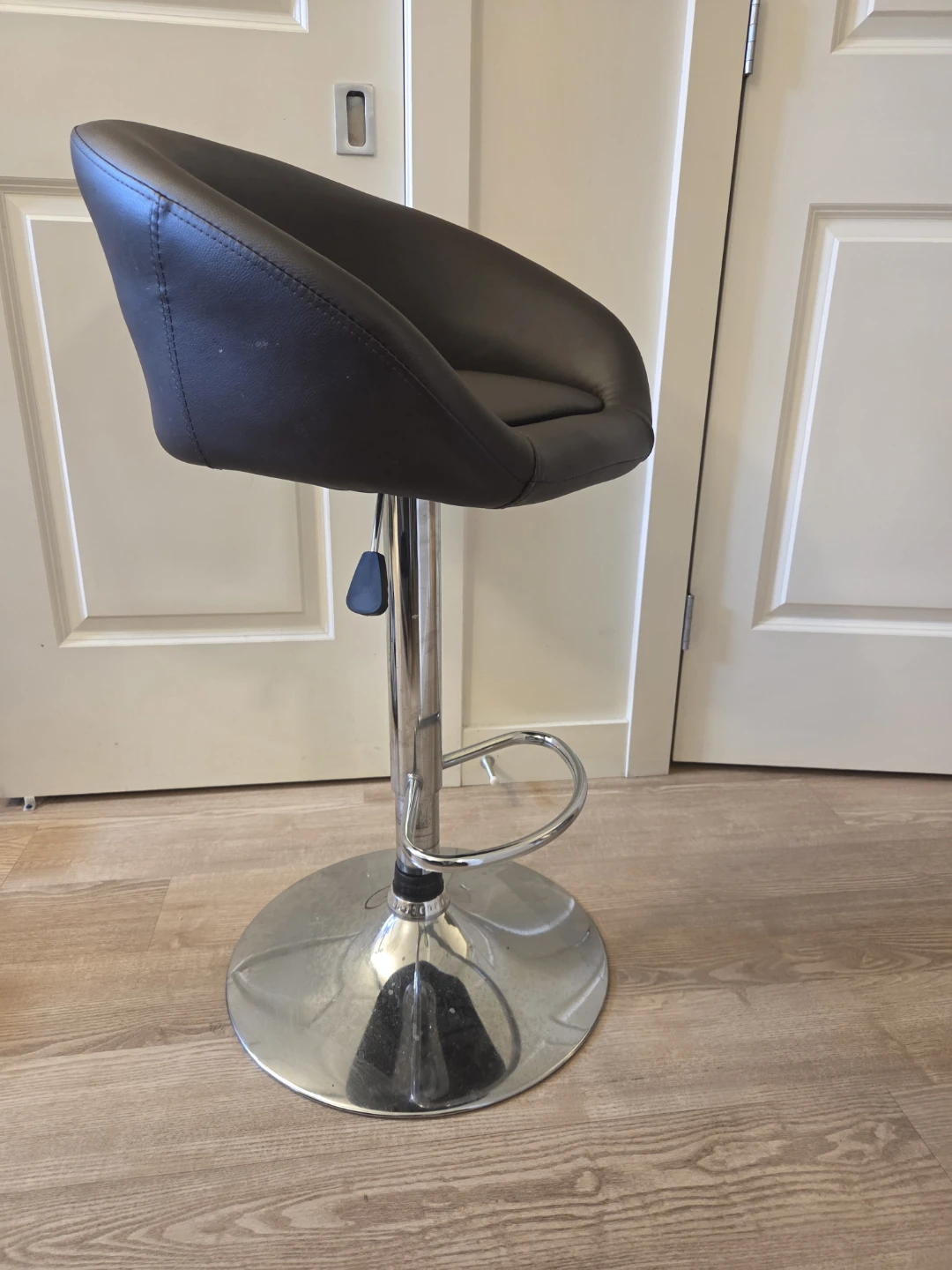 Adjustable Swivel Bar Stool