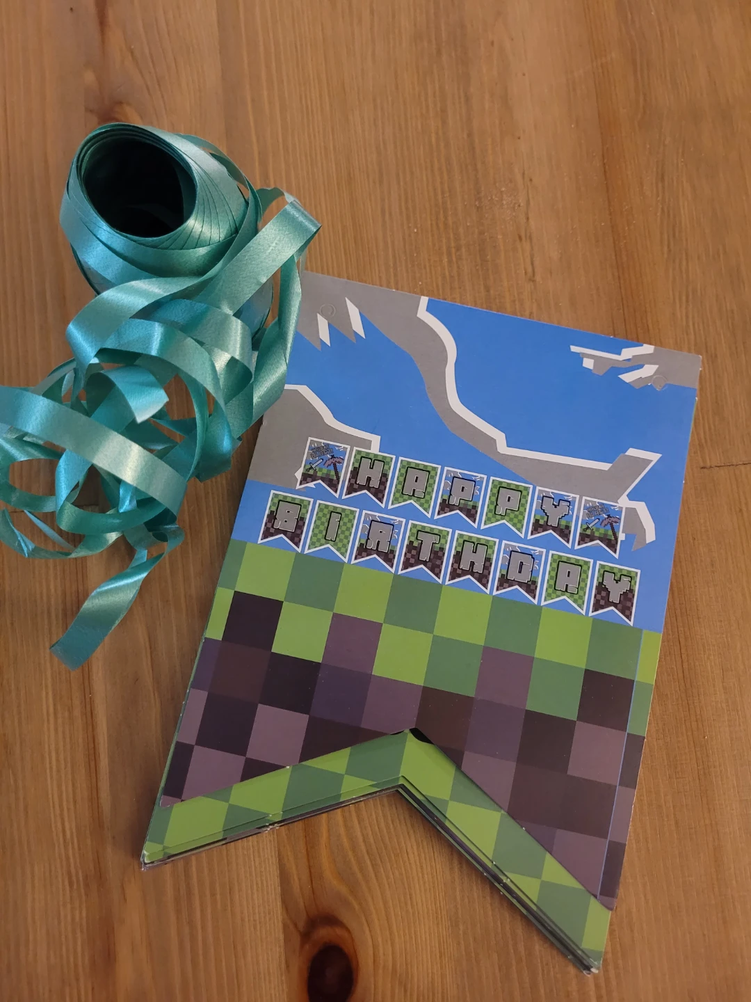 Minecraft Party Supplies - Gift Bags, Banner & Tablecloth - photo 3