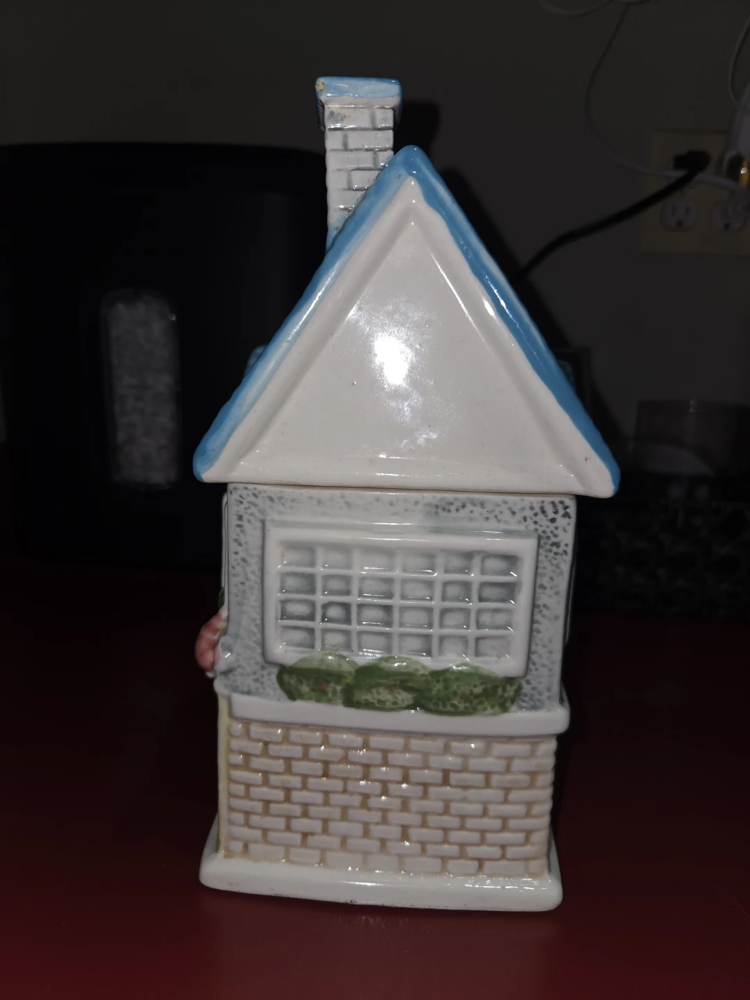 Ceramic Tea Shop House Figurine - photo 2