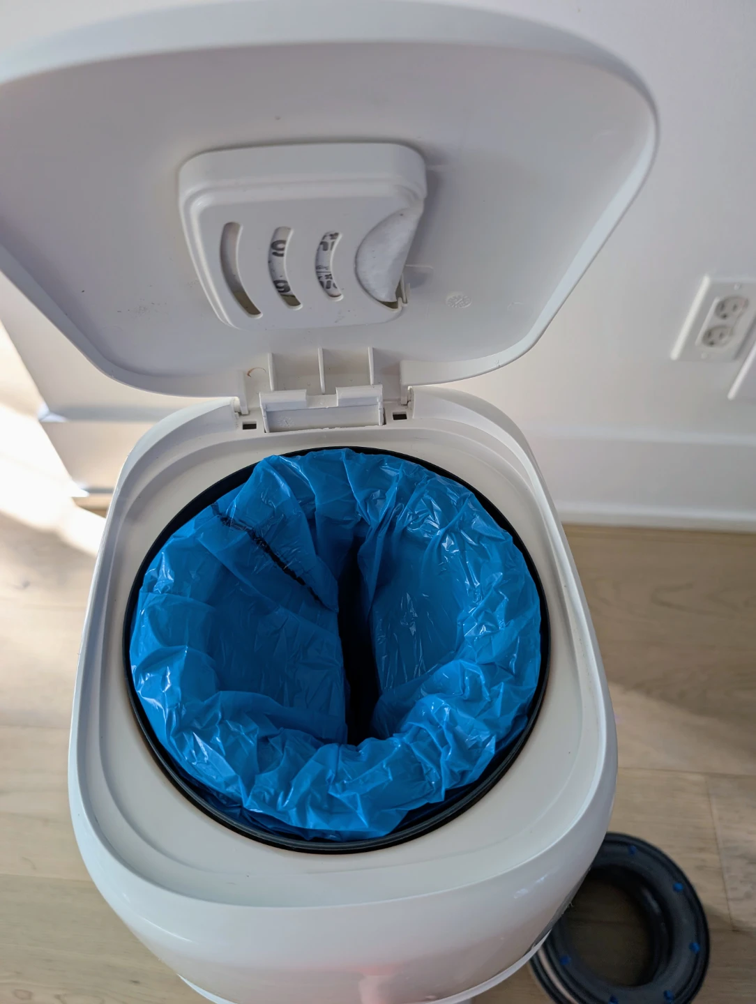 Diaper Genie Complete + over 2 refills + carbon filter - photo 4
