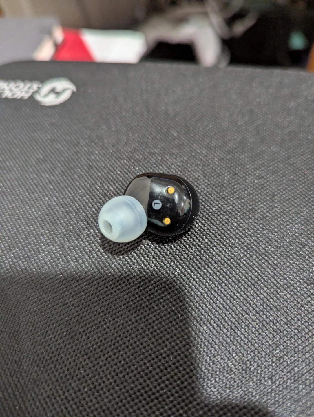 Sony WF-1000XM5 Wireless Earbuds, only the Right one has sound,