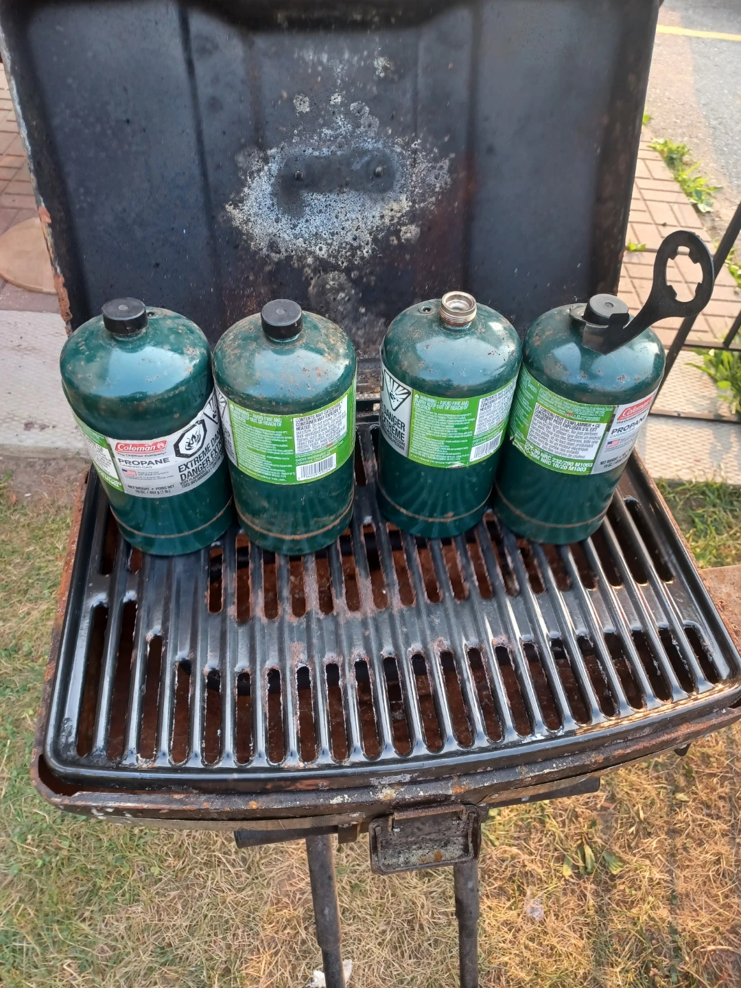 Coleman Propane BBQ Grill with 4 Propane Tanks