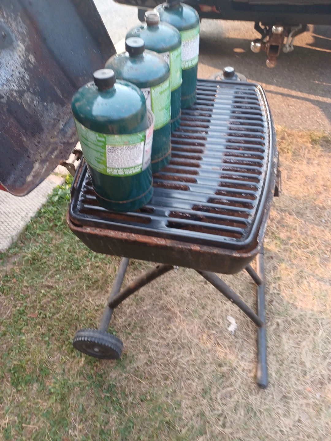 Coleman Propane BBQ Grill with 4 Propane Tanks - photo 2