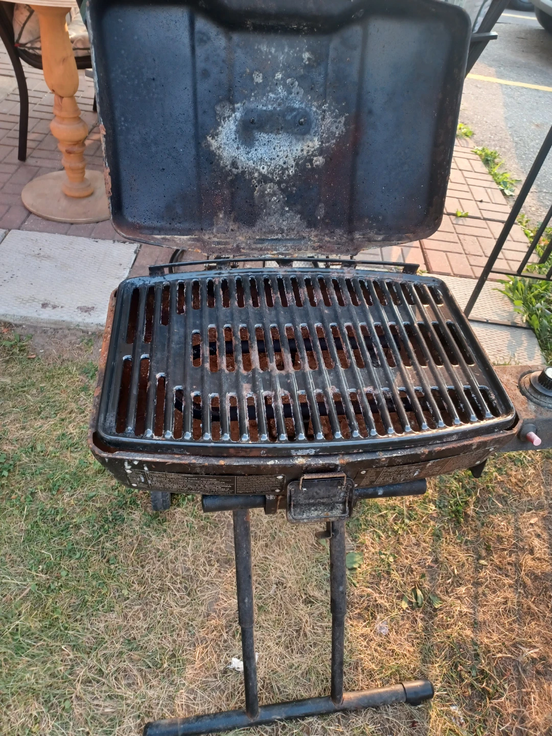 Coleman Propane BBQ Grill with 4 Propane Tanks - photo 3