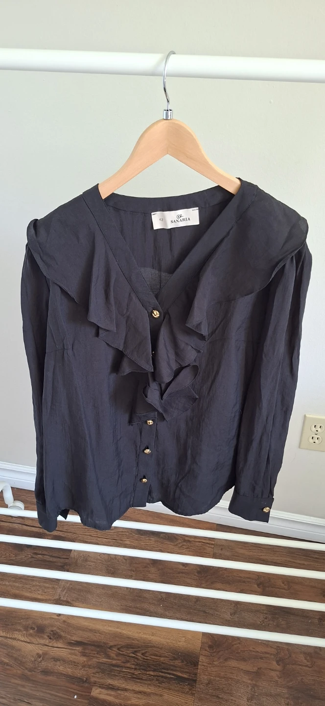 Sanaria Black Blouse with Ruffle Detail