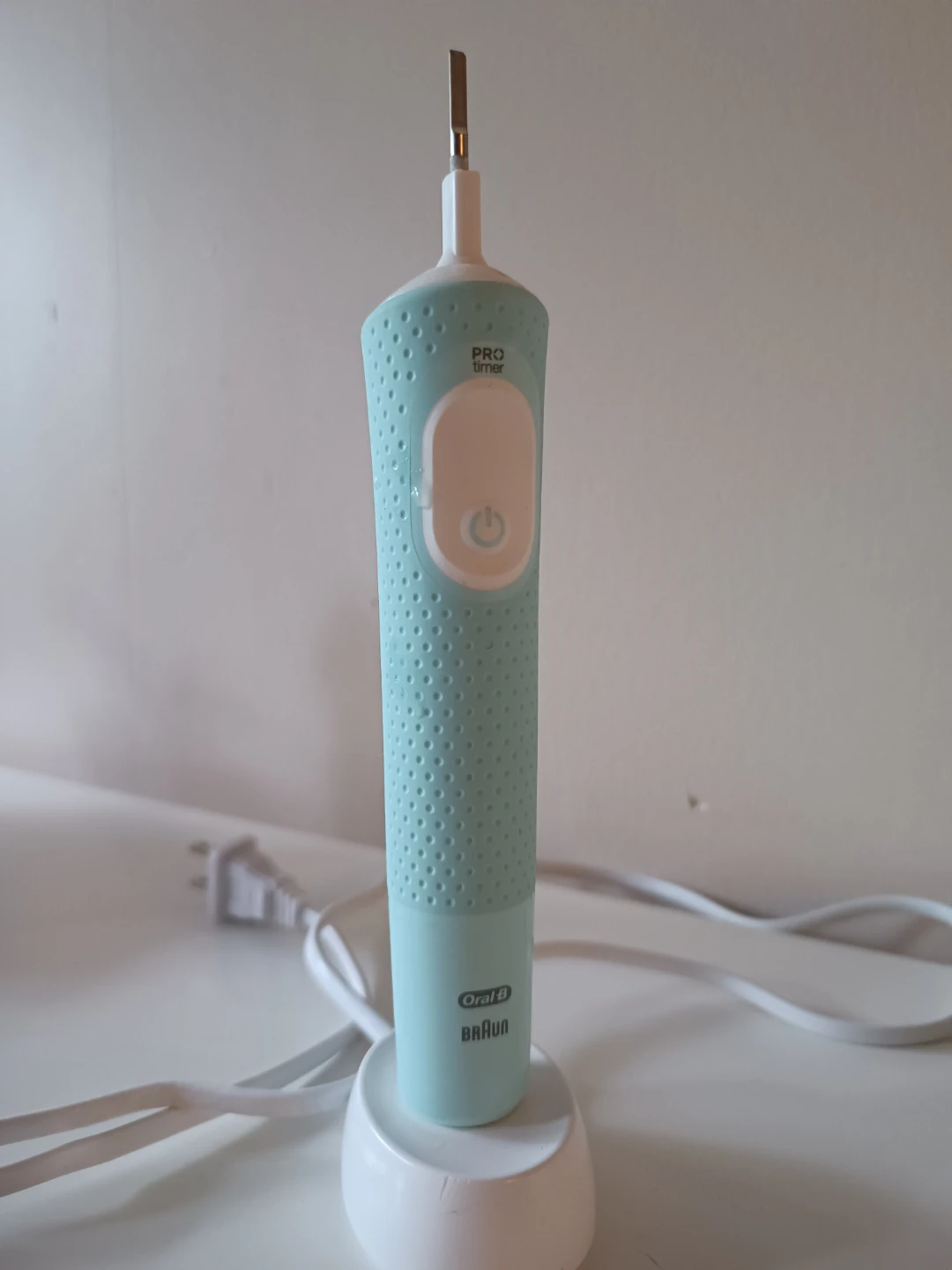 Oral-B Pro 100 Electric Toothbrush with Replacement Heads - photo 3