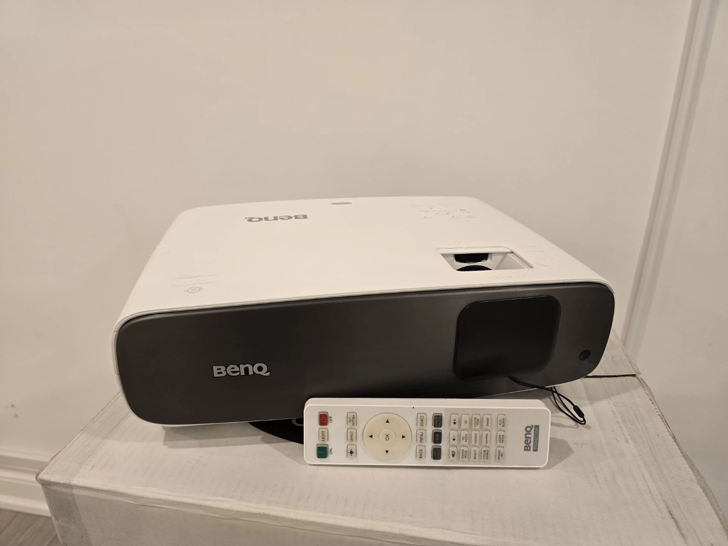 BenQ 4K HDR Projector with Amer Mounts Ceiling Mount