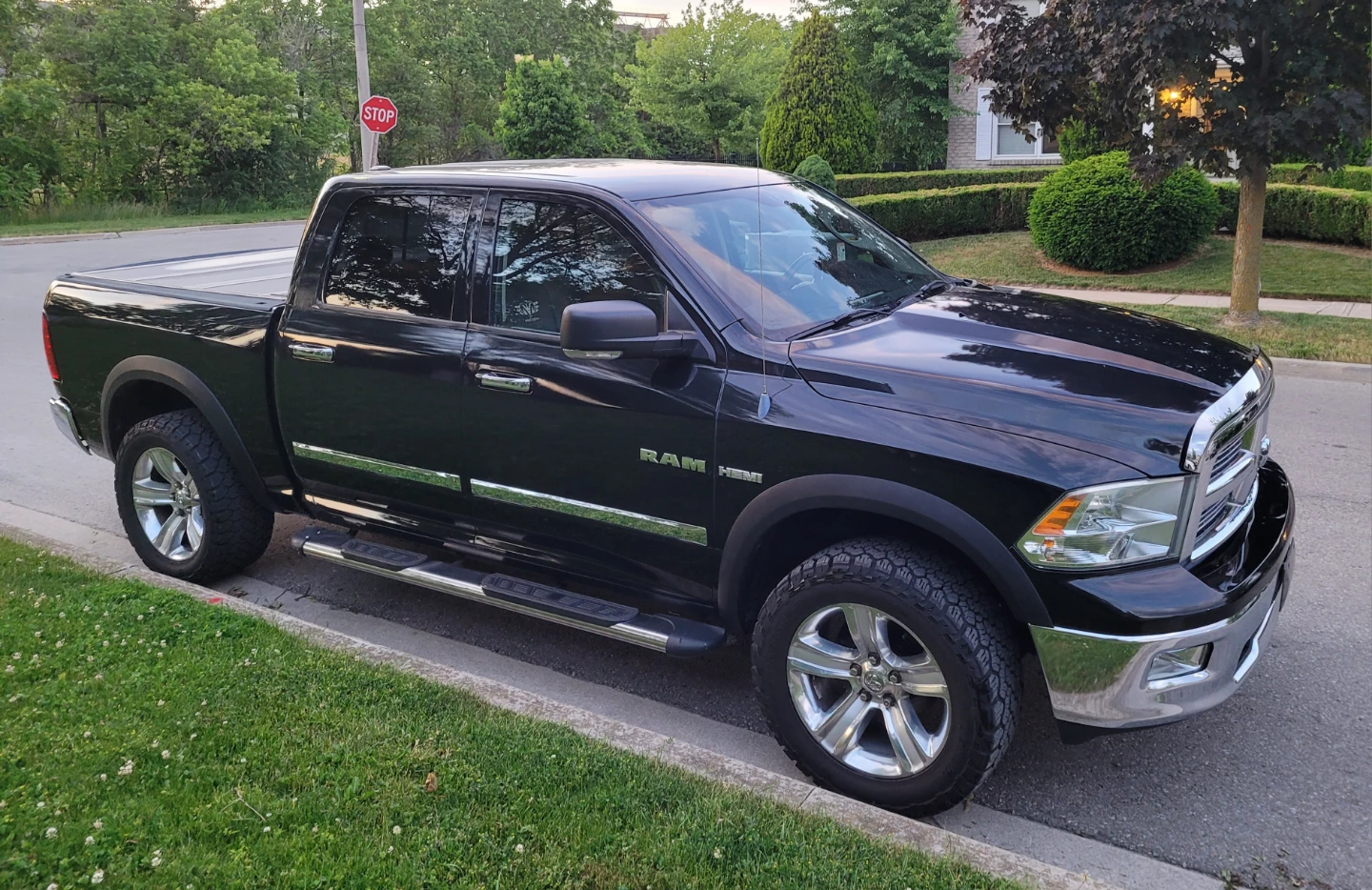 2010 DODGE RAM 1500 SLT CREW CAB - 4X4 HEMI V8 - photo 3
