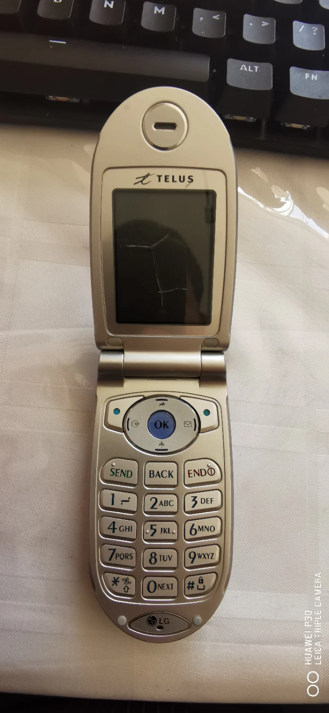 LG Flip Phone - Telus - photo 2