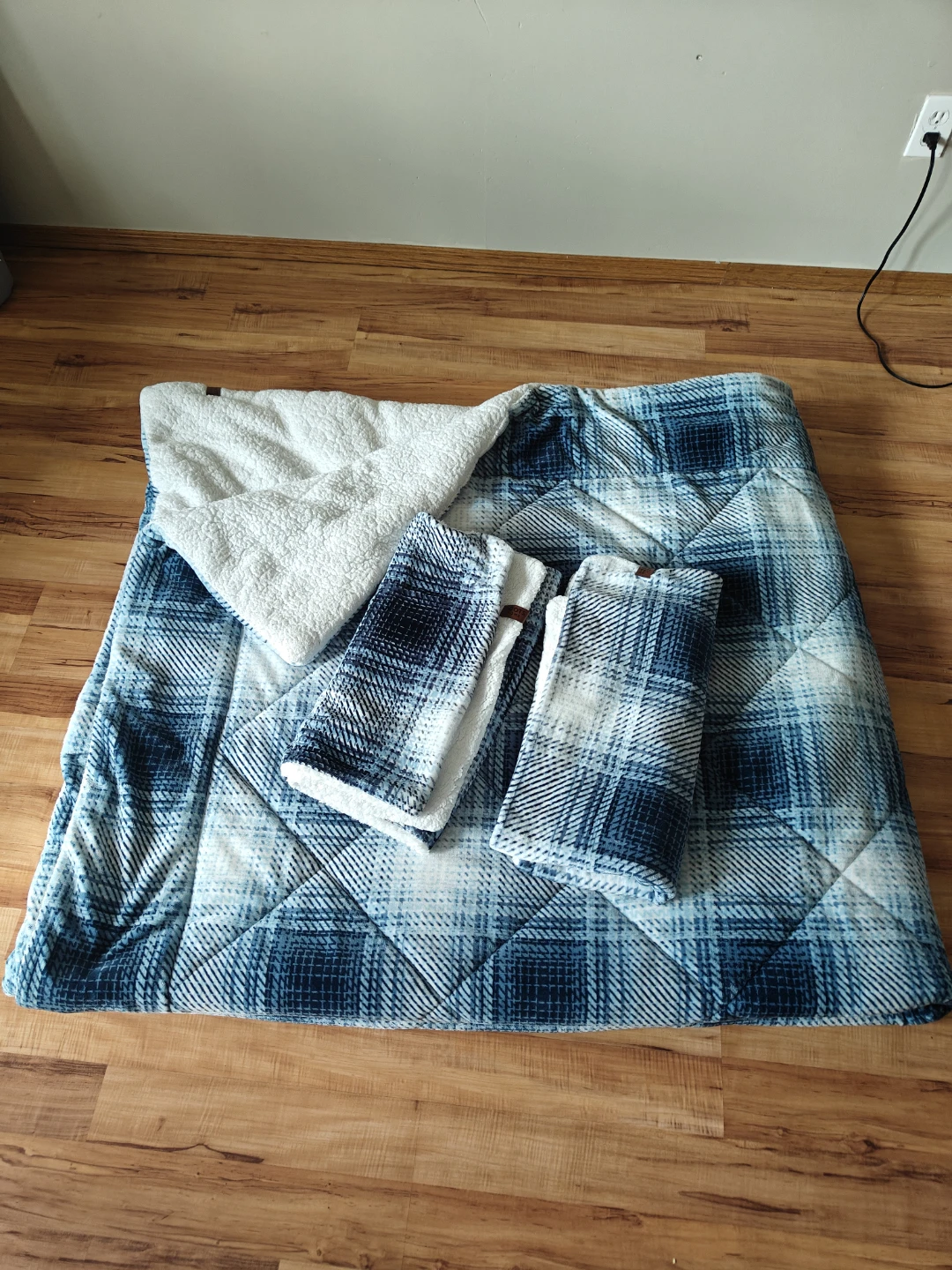 Roots Home Plaid Blanket with Sherpa Trim - photo 4