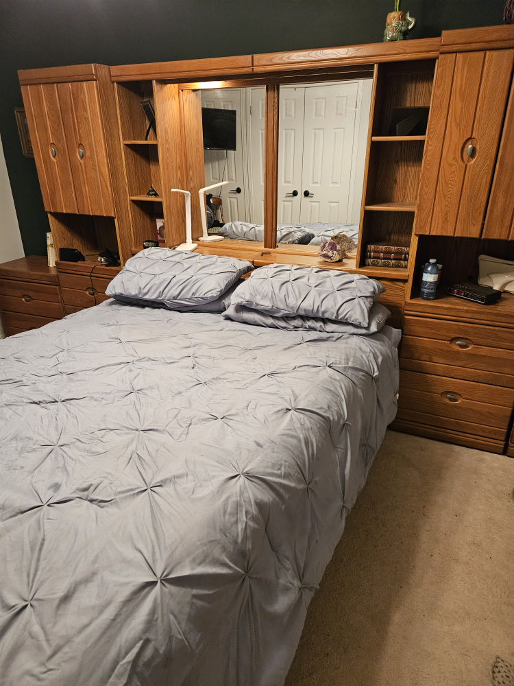 Oak Bedroom Set with Headboard and Dressers - photo 4