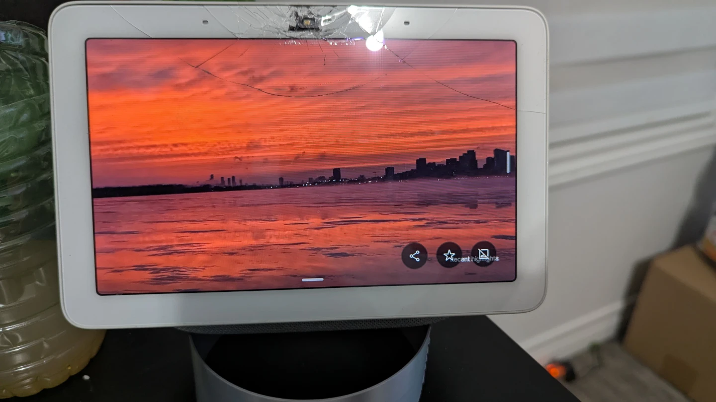 Google Nest Hub - Cracked screen point