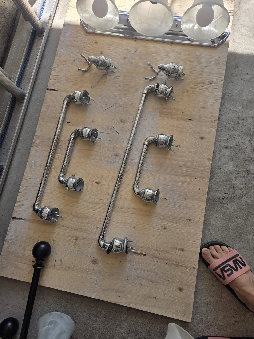 Chrome Bathroom Light Fixture - 3 Lights - photo 3