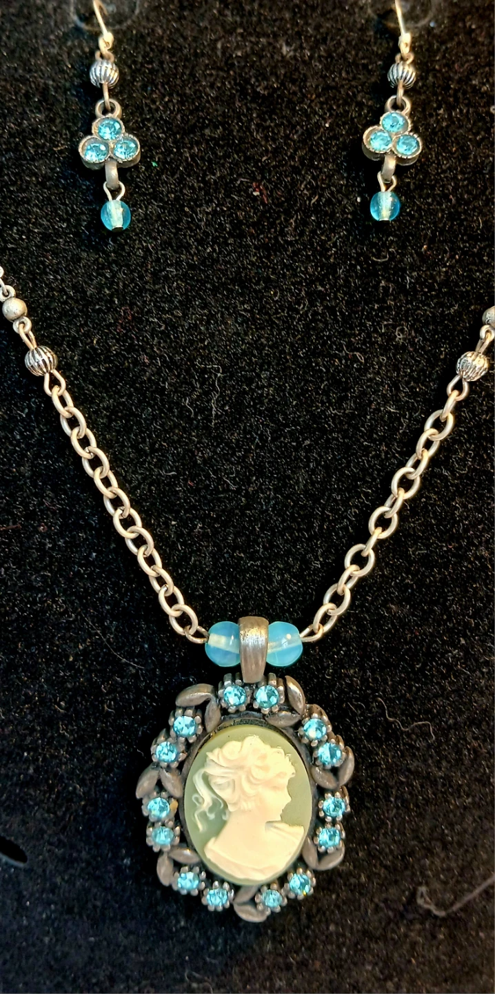 Cameo Necklace and Earring Set - photo 2