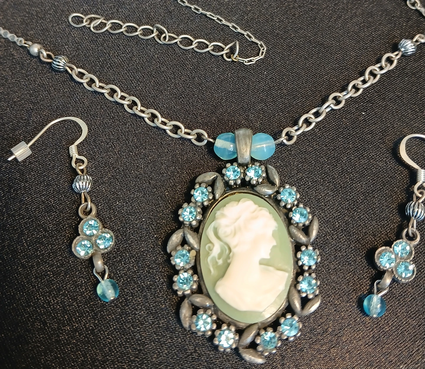 Cameo Necklace and Earring Set - photo 4