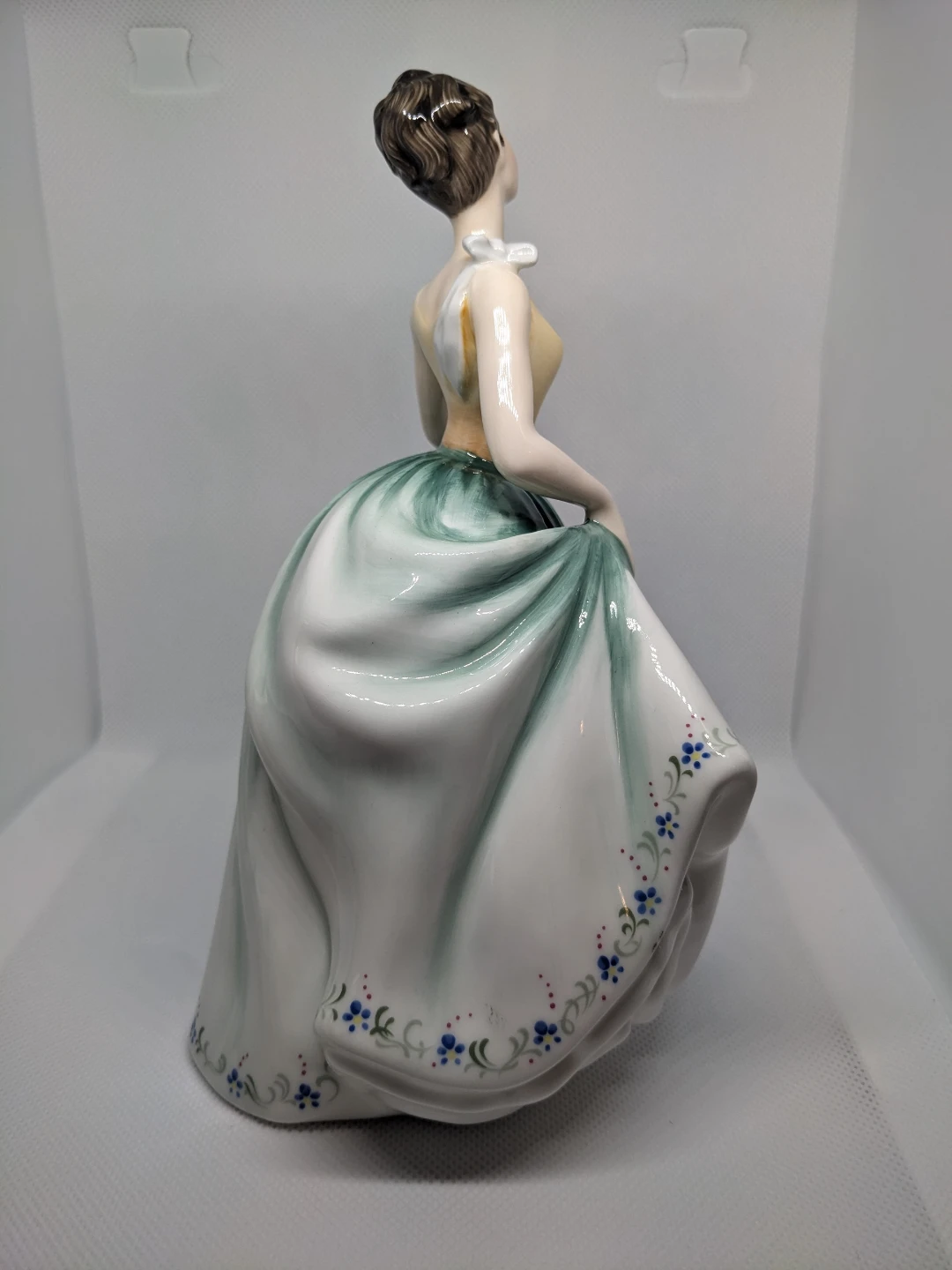 Royal Doulton "Cynthia" Vintage Figure - photo 4
