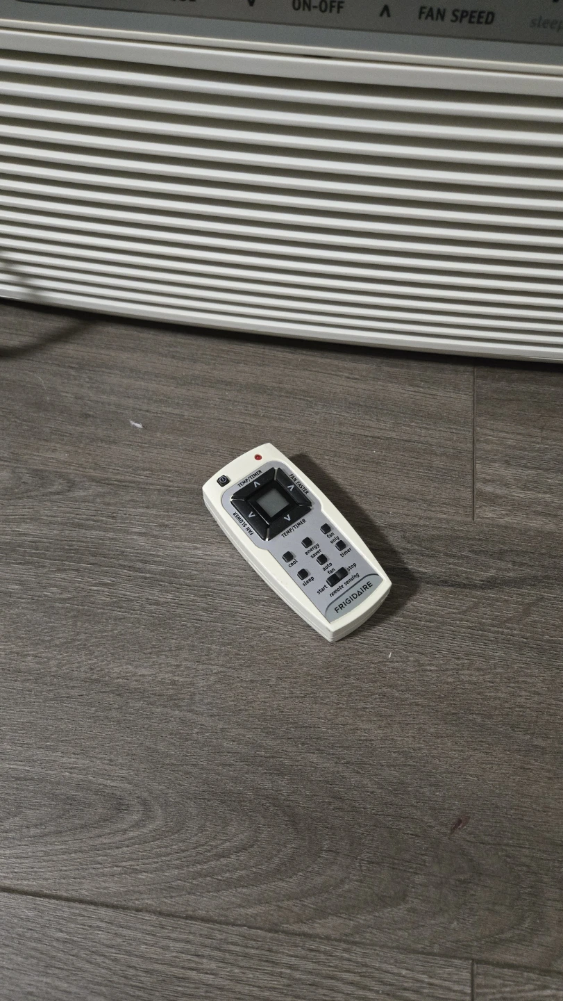 Frigidaire Air Conditioner 6000 BTU with remote. - photo 3