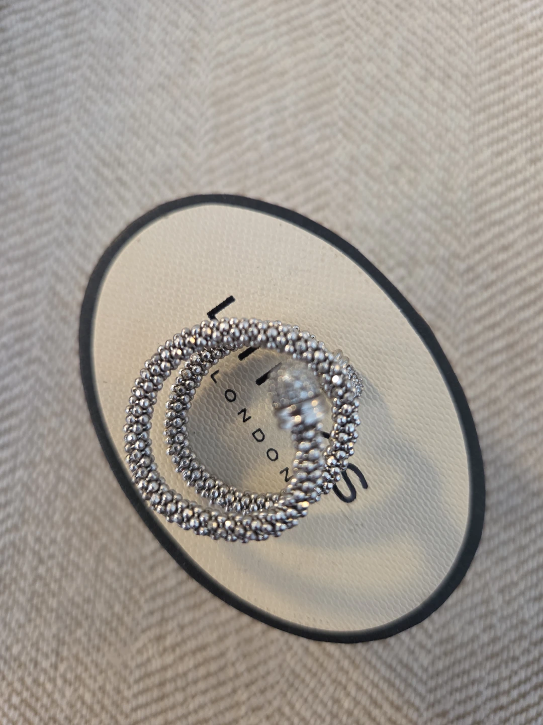 Authentic Links of London ring. Very beautiful