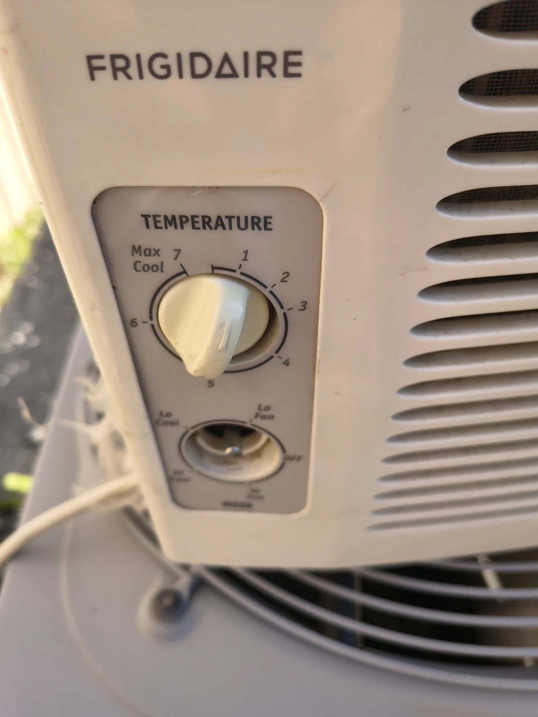 Frigidaire 5000 btu Air conditioner - photo 2