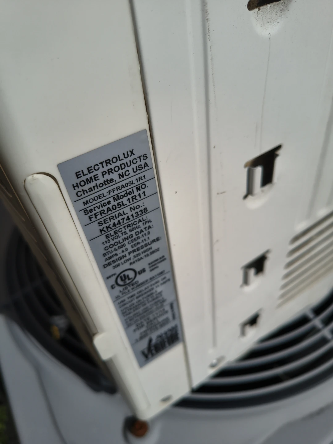 Frigidaire 5000 btu Air conditioner - photo 3