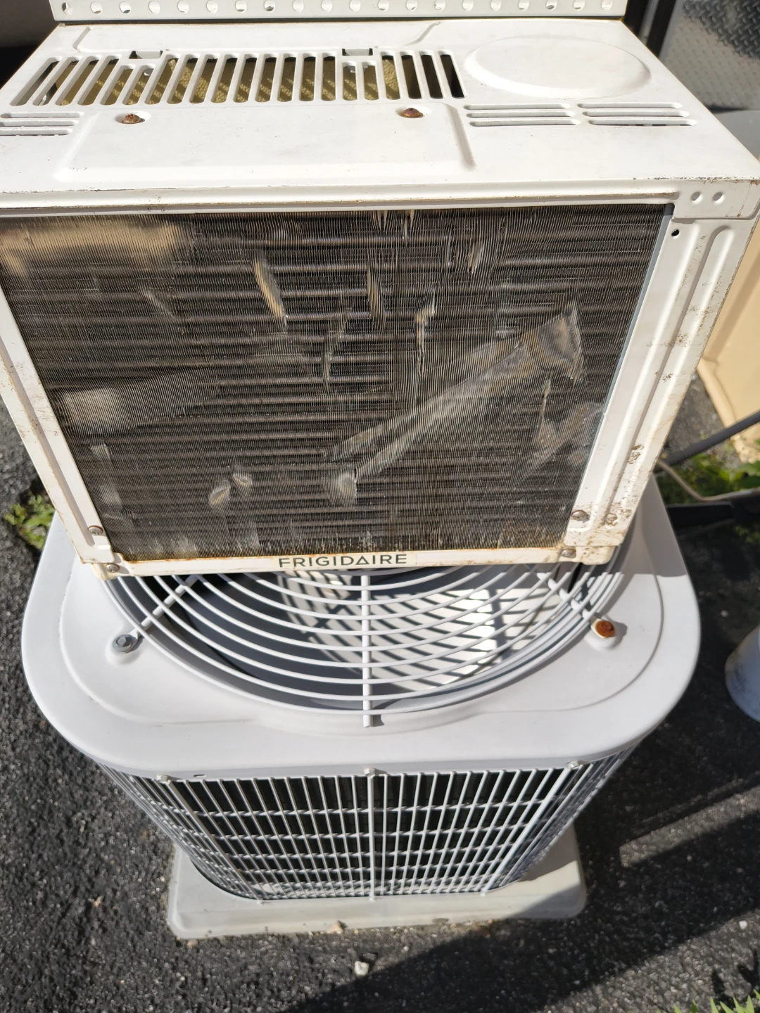 Frigidaire 5000 btu Air conditioner - photo 4