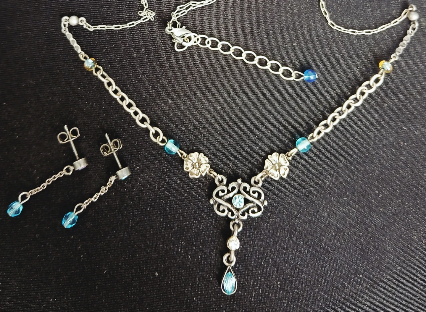 Silver-tone necklace and earring set with blue beads - photo 2