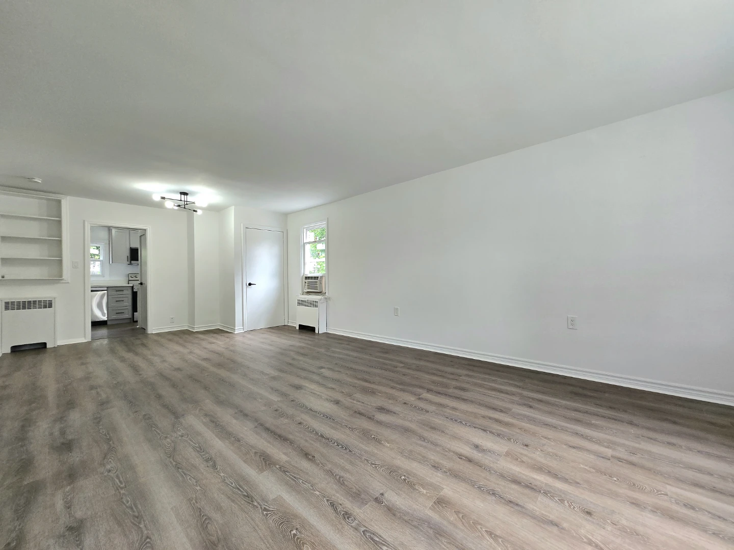 House for Rent- Richmond Hill-main floor - photo 3