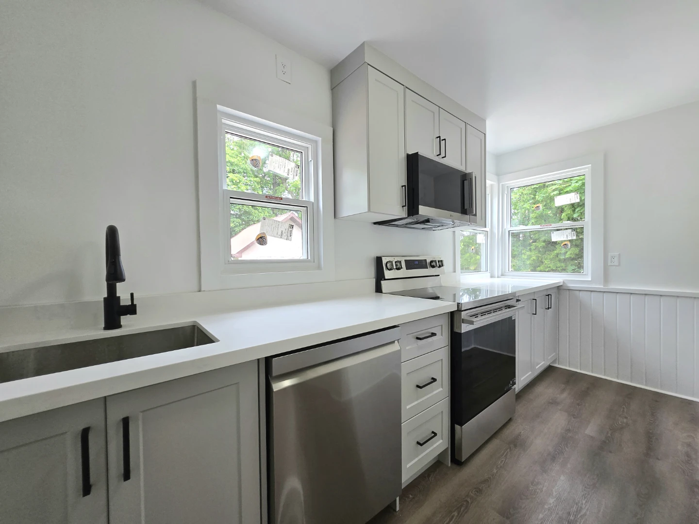 House for Rent- Richmond Hill-main floor - photo 5