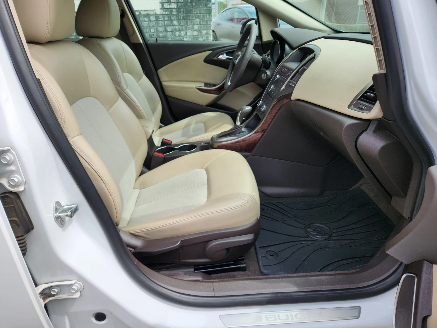2014 Buick Verano sedan - photo 4