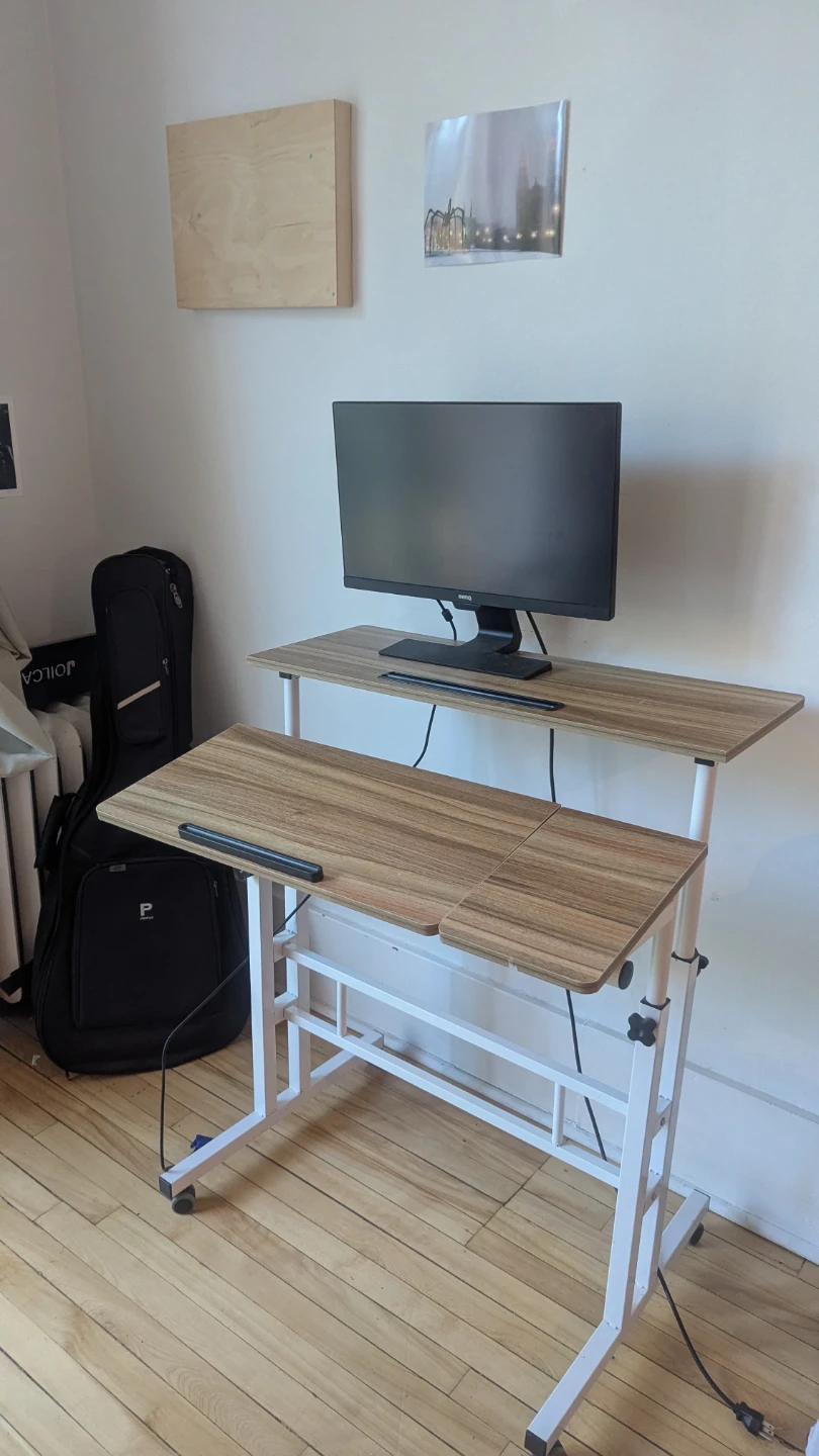 Adjustable Desk Set / bureaux ajustables