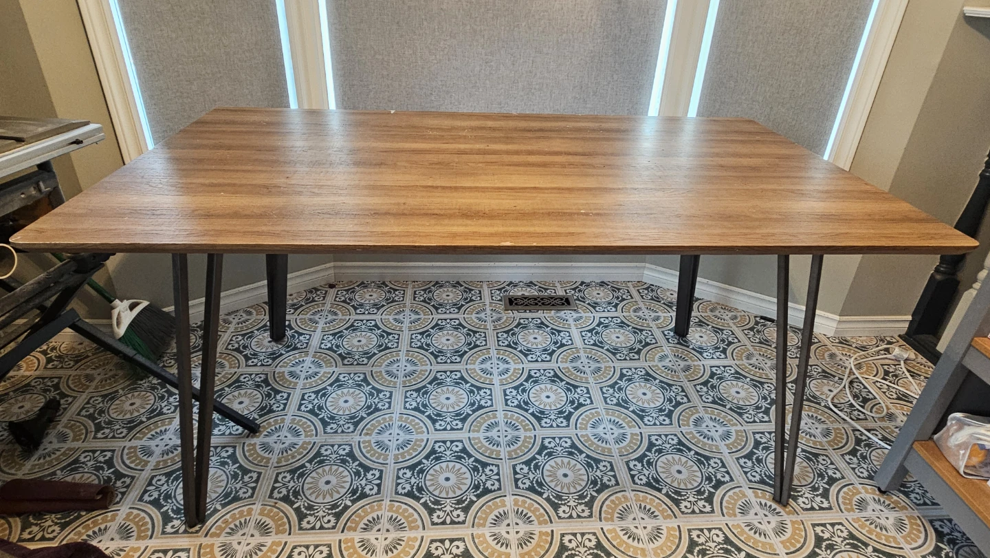 Moder dining room table