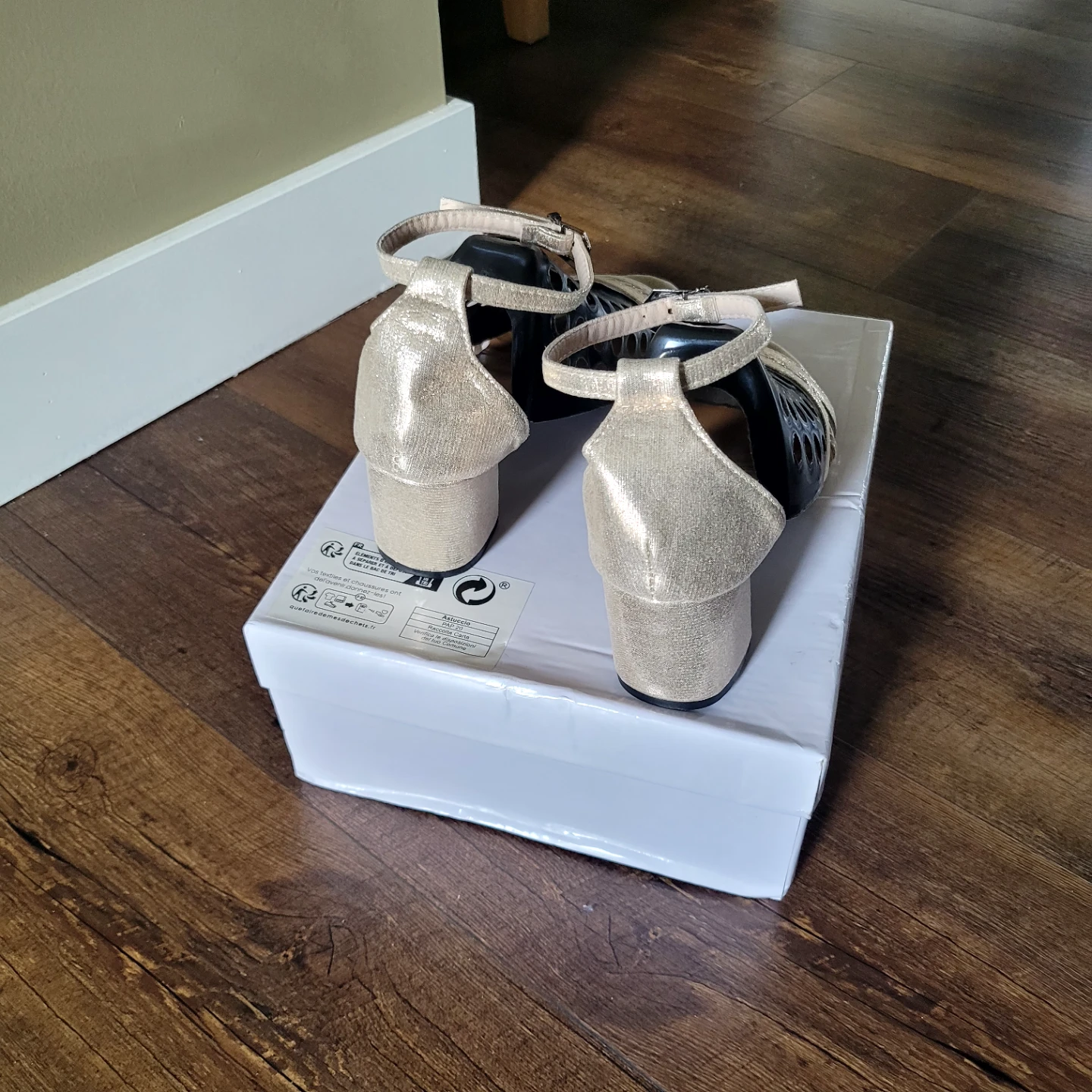 Women's Gold  Heeled Sandals. Size 8 - photo 2