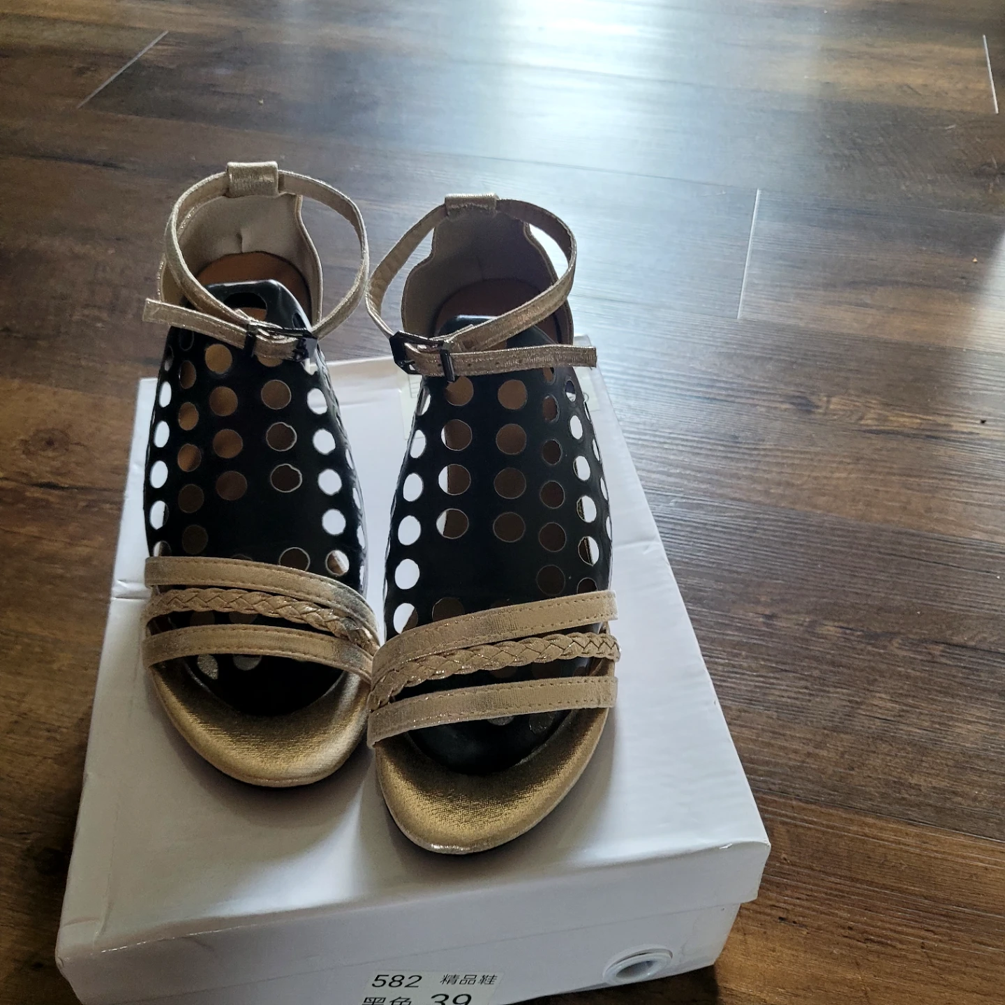 Women's Gold  Heeled Sandals. Size 8 - photo 3